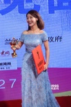 鄧家佳獲最佳女配亮相后臺 親吻獎杯喜不自勝