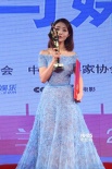 鄧家佳獲最佳女配亮相后臺(tái) 親吻獎(jiǎng)杯喜不自勝
