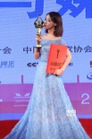 鄧家佳獲最佳女配亮相后臺 親吻獎杯喜不自勝
