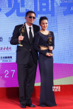 章子怡王家卫捧奖杯亮相后台 默契师徒深情对望