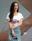 杨幂穿T恤牛仔裙参加公益活动 紫色唇彩分外妖娆