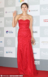 韩国女星池成媛现红毯 抹胸红裙小露事业线
