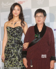 汤唯穿低胸长裙妩媚动人 微笑致意掀全场高潮