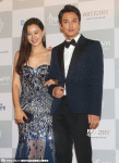 李荷妮亮片低胸裙秀性感美腿 挽金南佶笑容燦爛