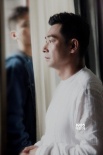 赵文卓《全城通缉》曝剧照 白衣飘逸似太极宗师