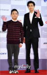 《巨人》主演斩获演员奖 崔宇植亮相红毯心情佳