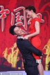 周迅紅袍亮相《紅高粱》發(fā)布會(huì) 再現(xiàn)劇中熊抱情景