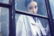 倪妮粗眉硬朗秀长腿 冷色妆容展现“中性美”