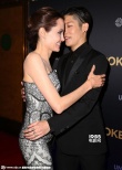 《坚不可摧》悉尼全球首映 朱莉抹胸裙优雅迷人