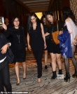 杨幂穿黑色连体裤酷劲十足 获多人护送显大牌