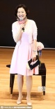 林青霞穿粉洋装扮嫩 称“花甲”是女人美丽年华