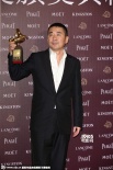 陳建斌獲得最佳男配角 后臺激動亮相親吻獎杯