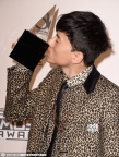 全美音乐奖众星红毯争艳 卡戴珊姐妹豪乳吸睛