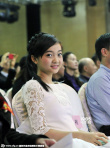 林妙可获最佳少年儿童演员奖 穿公主裙做鬼脸