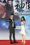 陳妍希穿裙裝亮相發(fā)布會 笑對爭議演出新小龍女