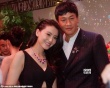 人妻如此豪放！高圓圓露乳溝與何潤(rùn)東貼身合影