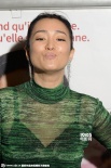 巩俐亮相《归来》巴黎首映 穿透视裙对镜送飞吻