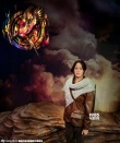 《饑餓游戲》女主進(jìn)駐蠟像館 粉絲爭(zhēng)相與其合影