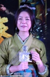 陳妍希再演古裝戲獲陸毅護(hù)花 雙手捂胸風(fēng)中抖