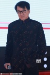 成龍談房祖名強(qiáng)顏歡笑：我和你們知道的一樣多
