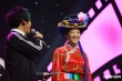 拉措着民族特色服饰登台 与曾志伟搭戏笑点连连