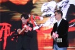《一代宗师3D》上海首映 王家卫现场赠张震剃刀