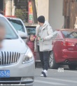 文章独自接女儿放学 手持玫瑰过马路匆匆上车
