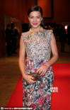 女星汉娜·赫斯普朗穿花裙亮相 甜美微笑秀美背