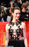 拉文尼婭·威爾森穿蕾絲裙美艷 微笑對(duì)鏡秀美背