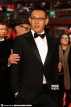 姜文攜愛妻現(xiàn)身《一步之遙》首映 周韻艷驚四座