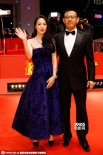 姜文攜愛妻現(xiàn)身《一步之遙》首映 周韻艷驚四座