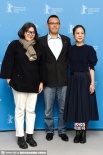 《一步之遥》柏林发布会 姜文开心“左拥右抱”