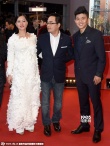 《大爸爸小爸爸》首映 杜海严羽毛白裙孕味十足