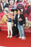 《爸爸的假期》首映红毯星光闪耀 张亮携子出席