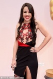 《少年时代》女星罗蕾莱亮相 艳红唇彩耀眼夺目