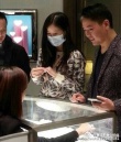奶茶妹妹刘强东商场选钻戒 被曝近日将举行婚礼