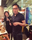 刘烨开派对庆37岁生日 与妻子热吻遭儿子偷看