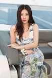 柳巖憑欄遠(yuǎn)眺唯美浪漫 長發(fā)飄逸傲人事業(yè)線搶鏡