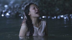 系红裤带的女人