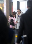 馬伊琍小女兒學(xué)走路 文章叼煙斗一旁解癮耍酷