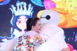 陳喬恩生日會扮嫩穿花裙 與“大白”擁抱合影