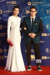 胡杏儿携韩国歌王郑淳元现身 白色长裙曲线动人