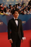 韩国男神宋承宪亮相红毯 穿黑色西装帅气逼人