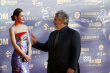 法国导演吕克·贝松率评委团现身 挥手致意显亲切