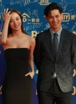 王珞丹低胸黑裙秀身材 周渝民帥氣依舊亮相紅毯
