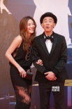 陳小春夫婦穿黑色情侶裝亮相 應采兒扮靚秀美腿