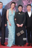湯唯入圍最佳女主角 穿藍(lán)色雕花美裙秀事業(yè)線