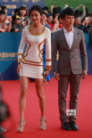 性感女星冯馨瑶携剧组现身 高叉裙玩儿长腿诱惑