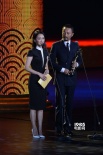 周迅、张涵予颁发最佳女主角 《女狙击手》获奖