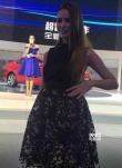 昆凌挺五月孕肚助阵车展 多人护驾巨星范儿十足